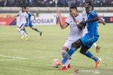 Pesepakbola Madura United Jaimerson Da Silva Xavier (kedua kanan) menghadang laju pesepakbola Persib Bandung Ezechiel Ndouasel (kanan) saat pertandingan Sepak Bola Liga 1 2019 di Stadion Si Jalak Harupat, Kabupaten Bandung, Jawa Barat, Minggu (23/6/2019). Pertandingan Persib Bandung dengan Madura United berakhir dengan skor 1-1. ANTARA JABAR/M Agung Rajasa/agr