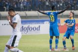 Pesepakbola Persib Bandung Rene Mihelic (kanan) dan Ezechiel Ndouasel (kedua kanan) merayakan kemenangan usai mencetak gol ke gawang Madura United saat pertandingan Sepak Bola Liga 1 2019 di Stadion Si Jalak Harupat, Kabupaten Bandung, Jawa Barat, Minggu (23/6/2019). Pertandingan Persib Bandung dengan Madura United berakhir dengan skor 1-1. ANTARA JABAR/M Agung Rajasa/agr