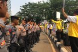 Ondel-ondel dan musik Betawi iringi unjuk rasa di Patung Kuda