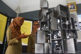 Pengunjung melihat seni instalasi berjudul Perjuangkan, Tumbuh Dan Berkembang karya Dessy Wahyuni yang dipajang dalam Pameran Kompetisi Seni Rupa Ruang Publik dengan tema Hak Atas Kehidupan Yang Layak di Balaikota Amongtani, Batu, Jawa Timur, Senin (24/6/2019). Kompetisi seni rupa dan pameran yang berlangsung selama empat hari tersebut diadakan Museum HAM Omah Munir sebagai sebagai upaya penyadaran kepada masyarakat tentang hak terhadap ruang publik melalui karya seni. Antara Jatim/Ari Bowo Sucipto/zk