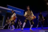 Penari menari Reog Kendang menunjukkan aksi nya saat pertunjukkan ketoprak berbahasa Jawa dengan lakon 