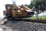 Petugas mengoperasikan mesin Profile Ballast Regulator (PBR) untuk merapikan batu yang ada di sekitar rel kereta api di Kediri, Jawa Timur, Senin (24/6/2019). Perawatan jalur kereta api menggunakan PBR dilakukan minimal dua kali per tahun guna memastikan kelancaran dan keamanan perjalanan kereta api. Antara Jatim/Prasetia Fauzani/zk.