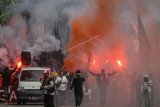 Massa pendukung klub sepak bola PSPS Riau (Curva Nord 1955 Pekanbaru dan Asykar Theking) berunjuk rasa di depan Kantor Gubernur Riau, di Pekanbaru, Riau, Senin (24/6/2019). Unjuk rasa ini merupakan buntut dari kekecewaan pendukung lantaran Pemprov Riau dinilai tidak peduli dengan nasib PSPS Riau, serta menagih janji Gubernur Riau Syamsuar yang hendak menjembatani PSPS Riau agar bisa mendapatkan dukungan dari sejumlah perusahaan yang beroperasi di Riau. ANTARA FOTO/Rony Muharrman/nym.