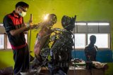 Siswa menyelesaikan pembuatan robot polisi berbahan onderdil motor bekas di SMK Karya Utama, Warung Bambu, Karawang, Jawa Barat, Senin (24/6/2019). Robot tersebut menggambarkan polisi menggendong anak kecil yang diciptakan oleh siswa jurusan teknik perawatan mekanik industri untuk hadiah pada HUT ke - 73 Bhayangkara. ANTARA FOTO/M Ibnu Chazar/nym.