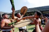 Dua warga saling menyerang dengan daun pandan berduri saat tradisi makare-kare (perang pandan) di Desa Tenganan Pegringsingan, Karangasem, Bali, Senin (24/06/2019). Perang pandan yang rutin dilaksanakan setiap tahun sesuai kalender masyarakat Hindu Tenganan sebagai tradisi untuk menghormati Dewa Indra atau dewa perang, dan telah menjadi daya tarik bagi wisatawan dalam maupun luar negeri. ANTARA FOTO / Irwansyah Putra/nym.