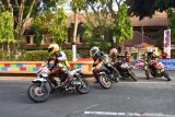 Pebalap memacu motornya saat mengikuti kejuaraan balap motor Bhayangkara On Road di Kota Madiun, Jawa Timur, Minggu (23/6/2019). Kejuaraan balap motor tersebut diikuti 74 pebalap dan 18 pebalap anak umur di bawah 12 tahun dari sejumlah daerah di Jawa Timur dan Jawa Tengah. Antara Jatim/Siswowidodo/Zk