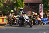 Pebalap memacu motornya saat mengikuti kejuaraan balap motor Bhayangkara On Road di Kota Madiun, Jawa Timur, Minggu (23/6/2019). Kejuaraan balap motor tersebut diikuti 74 pebalap dan 18 pebalap anak umur di bawah 12 tahun dari sejumlah daerah di Jawa Timur dan Jawa Tengah. Antara Jatim/Siswowidodo/Zk