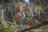 Anggota Vertical Rescue Indonesia melakukan perawatan Jembatan Cisanggarung yang merupakan jembatan ke-75  dalam rangkaian Ekspedisi 1.000 Jembatan Gantung untuk Indonesia di Cisanggarung, Kabupaten Bandung, Jawa Barat, Senin (24/6/2019). Ekspedisi 1.000 Jembatan Gantung Untuk Indonesia yang digagas oleh Vertical Rescue Indonesia tersebut ditukukan untuk membantu kegiatan sehari-hari masyarakat, seperti sekolah, berbelanja, bekerja serta untuk membantu fasilitas sektor pariwisata di Indonesia. ANTARA JABAR/Raisan Al Farisi/agr