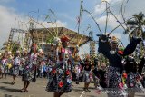 Peserta karnaval mementaskan kesenian budaya pada Galuh Ethnic Carnival di Alun-alun Kabupaten Ciamis, Jawa Barat, Selasa (25/6/2019). Kegiatan Galuh Ethnic Carnival dalam rangka hari jadi atau HUT ke-377 Kabupaten ciamis sebagai salah satu media promosi memperkenalkan seni budaya, industri kreatif dan perdagangan di Ciamis yang diikuti 15 peserta dari berbagai Kota di Jawa Barat. ANTARA JABAR/Adeng Bustomi/agr.