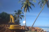 Pesisir Selatan lanjutkan pemasangan batu penahan ombak di Pantai Kambang