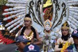 Peserta mengikuti parade budaya dalam rangka Jumpa Bakti Gembira (Jumbara) ke-9 Palang Merah Remaja (PMR) Jawa Timur di Magetan, Jawa Timur, Senin (24/6/2019). Parade budaya tersebut diikuti sekitar 1.500 anggota PMR dari seluruh daerah di Jawa Timur. Antara Jatim/Siswowidodo/Zk