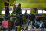 Sejumlah siswa menyelesaikan pembuatan robot polisi berbahan onderdil motor bekas di SMK Karya Utama, Warung Bambu, Karawang, Jawa Barat, Senin (24/6/2019). Robot tersebut menggambarkan polisi menggendong anak kecil yang diciptakan oleh siswa jurusan teknik perawatan mekanik industri untuk hadiah pada HUT Bhayangkara ke - 73. ANTARA JABAR/M Ibnu Chazar/agr