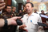 Mantan Wali Kota Surabaya Bambang Dwi Hartono (kanan) menjawab pertanyaan awak media di Gedung Kejaksaan Tinggi (Kejati) Jawa Timur, Surabaya, Jawa Timur, Selasa (25/6/2019). Kejati Jatim memeriksa Bambang Dwi Hartono sebagai saksi terkait kasus dugaan korupsi aset Pemkot Surabaya yang dilakukan oknum pengurus Yayasan Kas Pembangunan (YKP) dan PT Yekape. Antara Jatim/Didik Suhartono/ZK