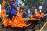 Petugas membakar barang ilegal hasil sitaan di Kantor Bea Cukai, Malang, Jawa Timur, Selasa (25/6/2019). Dari keseluruhan barang ilegal yang terdiri dari rokok tanpa cukai, alat bantu seksual, minuman keras ilegal dan senjata tajam tersebut menyebabkan kerugian negara yang ditaksir mencapai Rp1,2 Miliar. Antara Jatim/Ari Bowo Sucipto/zk