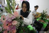 Peserta merangkai bunga bentuk vertikal saat mengikuti ujian kompetensi tingkat satu Seni Merangkai Bunga dan Desain Floral di Lembaga Kursus dan Pelatihan (LKP) Cumbacitta di Surabaya, Jawa Timur, Selasa (25/6/2019). Ujian yang diikuti 12 peserta dari berbagai daerah tersebut untuk mendapatkan sertifikat kompetensi dalam rangka meningkatkan kualitas dan daya saing sumber daya manusia (SDM). Antara Jatim/Moch Asim/zk.