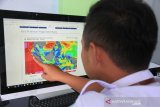 Petugas memperlihatkan peta prakiraan tinggi gelombang di Kantor Badan Meteorologi Klimatologi dan Geofisika (BMKG) Stasiun Meteorologi Kabupaten Nagan Raya, Aceh, Rabu (26/6/2019). Badan Meteorologi Klimatologi dan Geofisika (BMKG) menghimbau masyarakat, nelayan dan wisatawan untuk mewaspadai gelombang tinggi di perairan barat selatan Aceh yang mencapai 2,5 hingga 5 meter sampai awal bulan mendatang. (Antara Aceh/Syifa Yulinnas)