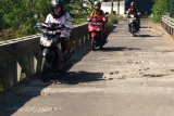 Masyarakat mengharapkan jembatan desa yang rusak parah segera diperbaiki