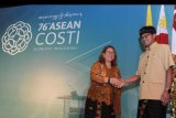 Chairman ASEAN Committee on Science, Technology and Innovation (COSTI) Rowena C. Guevara (kiri) berjabat tangan dengan Sekjen Kementerian Riset, Teknologi dan Pendidikan Tinggi (Kemenristekdikti) Ainun Na'im (kanan) saat pembukaan Pertemuan ke-76 ASEAN COSTI di Nusa Dua, Badung, Bali, Rabu (26/6/2019). Pertemuan itu bertujuan mendukung pengembangan ilmu pengetahuan, teknologi, dan inovasi di negara-negara ASEAN. ANTARA FOTO/Fikri Yusuf/nym.