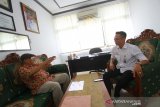 Kepala biro Antara Kalsel Nurul Aulia Badar (kiri) berbincang dengan Kabag Humas Pemkab Barito Kuala Hery Sasmita (Kanan) di Kantor Pemerintah Kabupaten Barito Kuala, Kalimantan Selatan, Rabu (26/6/2019).Foto Antaranews Kalsel/Bayu Pratama S.