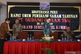  Jajaran direksi PT. Gudang Garam Tbk. Herry Susianto (kiri), Istata Taswin Siddharta (ke dua kiri), Slamet Budiono (kanan), dan Heru Budiman (ke dua kanan) bersiap melakukan konferensi pers Rapat Umum Pemegang Saham (RUPS) PT. Gudang Garam Tbk. di Kota Kediri, Jawa Timur, Rabu (26/6/2019). RUPS PT. Gudang Garam Tbk. menetapkan pembagian deviden untuk tahun buku 2018 sama persis dengan tahun buku 2017 dan 2016 yakni sebesar Rp5.002.628.800.000 (lima triliun dua miliar enam ratus dua puluh delapan juta delapan ratus ribu rupiah), dengan besar deviden yang diterima pemegang saham senilai Rp2.600 per saham. Antara Jatim/Prasetia Fauzani/zk