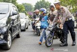 Polisi membawa motor yang melanggar aturan standar kendaraan saat melakukan operasi gabungan razia pajak kendaraan atau Kendaraan Tidak Melakukan Daftar Ulang (KTMDU) di kawasan Tuparev, Karawang, Jawa Barat, Rabu (26/6/2019). Petugas gabungan dari Kepolisian, Samsat dan Dinas Pendapatan Daerah Karawang menggelar razia tersebut untuk menertiban kendaraan yang tidak membayar pajak dan melanggar tata tertib lalu lintas. ANTARA JABAR/M Ibnu Chazar/agr