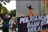 Peserta unjuk rasa menengadahkan tangan saat berdoa di sekitar Gedung Mahkamah Konstitusi, Jakarta, Kamis (27/05/19). Aksi damai itu dalam rangka pembacaan putusan Perselisihan Hasil Pemilihan Umum (PHPU) yang berlangsung di MK. ANTARA FOTO/Saptono/nym.