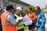 Petugas dari Kantor Imigrasi Kelas I B Bengkulu memeriksa dokumen tenaga kerja asing di PLTU Batu Bara, Teluk Sepang Bengkulu, Rabu (26/06/2019). Pemeriksaan tersebut bertujuan untuk memastikan kelengkapan dokumen tenaga kerja asing sesuai dengan peraturan dan perundang undangan imigrasi, dan mecengah adanya tenaga kerja asing ilegal di Provinsi Bengkulu. Antara Foto/David Muharmanyah/2019