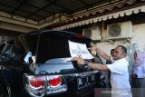 Tim Penyidik Kejaksaan Tinggi Aceh melakukan penyitaan dengan menyegel mobil dan rumah mantan Bupati Simeulue, kabupaten Simeulue, Aceh, Darmili, di desa Neusu Aceh, Kecamatan Baiturrahman, Banda Aceh, Kamis (27/6/2019). Kejaksaan Tinggi Aceh menetapkan mantan Bupati Simeulue, Provinsi Aceh, Darmili periode 2002-2007 dan 2007-2012 yang kini menjabat anggota DPRK tersebut sebagai tersangka dan menyita satu unit rumah dan mobil terkait kasus dugaan korupsi penyertaan modal untuk Perusahaan Daerah Kabupaten Simeulue (PDKS) dengan total anggaran sebesar Rp227 miliar, kerugian negara sebesar Rp 51 miliar bersumber dari Anggaran Pendapatan dan Belanja Kabupaten (APBK) tahun 2002-2012. (Antara Aceh/Ampelsa)