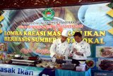 Chef mendemonstrasikan cara masak ikan saat lomba 'Kreasi Masakan Ikan Berbasis Sumberdaya Lokal' di Pendopo Kabupaten Pamekasan, Jawa Timur, Kamis (27/6/2019). Lomba yang diikuti ibu PKK dan Dharma Wanita se kabupaten itu merupakan bagian dari kampanye gemar makan ikan. Antara Jatim/Saiful Bahri/zk