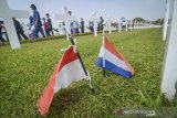 Sejumlah siswa melintas di depan makam tentara yang gugur di Indonesia saat melawan Jepang di Taman Kehormatan Kerajaan Nederland Ereveld Pandu, Bandung, Jawa Barat, Kamis (27/6/2019). Kegiatan yang diikuti oleh siswa Sakola Ra'jat Iboe Inggit Garnasih tersebut ditujukan untuk memberikan edukasi kepada anak-anak mengenai hubungan sejarah belanda dan indonesia. ANTARA JABAR/Raisan Al Farisi/agr