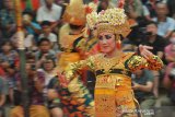 Dua seniman membawakan Tari Legong Lasem dalam pagelaran tari klasik Bali di Pesta Kesenian Bali ke--41, Denpasar, Bali, Kamis (27/6/2019). Tari tersebut merupakan bagian dari Tari Legong Keraton yaitu salah satu dari sembilan tari Bali yang telah ditetapkan sebagai warisan budaya dunia tak benda oleh UNESCO. Antaranews Bali/Nyoman Budhiana.