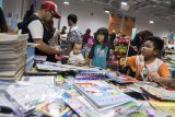 Ratusan pengunjung memadati pameran buku Big Bad Wolf di Kota Baru Parahyangan, Kabupaten Bandung Barat, Jawa Barat, Kamis (27/06). BCA bekerja sama dengan PT Jaya Ritel Indonesia menggelar Big Bad Wolf, bazar buku terbesar di dunia yang diselenggarakan pada 28 Juni hingga 8 Juli di Bandung, bertujuan untuk meningkatkan minat baca bagi masyarakat dan referensi bacaan berkualitas. ANTARA JABAR/M Agung Rajasa/agr