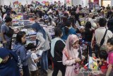 Ratusan pengunjung memadati pameran buku Big Bad Wolf di Kota Baru Parahyangan, Kabupaten Bandung Barat, Jawa Barat, Kamis (27/06). BCA bekerja sama dengan PT Jaya Ritel Indonesia menggelar Big Bad Wolf, bazar buku terbesar di dunia yang diselenggarakan pada 28 Juni hingga 8 Juli di Bandung, bertujuan untuk meningkatkan minat baca bagi masyarakat dan referensi bacaan berkualitas. ANTARA JABAR/M Agung Rajasa/agr