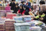 Ratusan pengunjung memilah buku saat pameran buku Big Bad Wolf di Kota Baru Parahyangan, Kabupaten Bandung Barat, Jawa Barat, Kamis (27/06). BCA bekerja sama dengan PT Jaya Ritel Indonesia menggelar Big Bad Wolf, bazar buku terbesar di dunia yang diselenggarakan pada 28 Juni hingga 8 Juli di Bandung, bertujuan untuk meningkatkan minat baca bagi masyarakat dan referensi bacaan berkualitas. ANTARA JABAR/M Agung Rajasa/agr