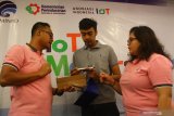 Kepala Bagian Inovasi IOT XL Axiata, Boy Wicaksono (kiri) dan Sekjen IOT Indonesia, Fita Indah Maulani (kanan) menyerahkan modul kepada peserta dalam Pelatihan IOT Maker Creation di Malang, Jawa Timur, Kamis (27/6/2019). Pelatihan tersebut merupakan program pencarian, pembekalan hingga mendorong perkembangan kelompok pengusaha rintisan  yang memanfaatkan teknologi digital di seluruh Indonesia. Antara Jatim/Ari Bowo Sucipto/zk