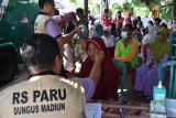 Warga mendapatkan layanan kesehatan gratis saat bakti sosial terpadu pengobatan massal gratis di Kabupaten Madiun, Jawa Timur, Rabu (26/6/2019). Ratusan orang memanfaatkan kesempatan untuk mendapatkan layanan kesehatan dan pengobatan secara gratis yang digelar Pemkab Madiun tersebut. Antara Jatim/Siswowidodo/zk