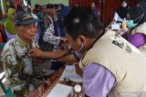 Warga mendapatkan layanan kesehatan gratis saat bakti sosial terpadu pengobatan massal gratis di Kabupaten Madiun, Jawa Timur, Rabu (26/6/2019). Ratusan orang memanfaatkan kesempatan untuk mendapatkan layanan kesehatan dan pengobatan secara gratis yang digelar Pemkab Madiun tersebut. Antara Jatim/Siswowidodo/zk