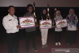 Para pemenang menunjukan penghargaan lomba film pendek dengan konsep 'smart city'  yang diterima dari Pemerintah Kota Kediri di Kediri, Jawa Timur, Rabu (26/6). Lomba itu digelar oleh Dinas Komunikasi dan Informatika Kota Kediri dalam rangka edukasi tentang program kota pintar. Antara Jatim/ Asmaul Chusna

