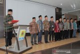 Dewan penasehat Subhan melakukan pengukuhan pengurus Forum Komunikasi Badan Usaha Milik Negeri (BUMN) Provinsi Aceh di Gedung Seramoe Teuku Umar PLN Aceh, Banda Aceh, Jumat (28/6/2019). Acara tersebut dalam acara Halal Bi Halal BUMN se-Aceh sekaligus Pengukuhan Forum Komunikasi BUMN Provinsi Aceh. (Antara Aceh/Khalis)