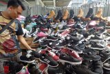 Minat pelajar pada sepatu monokrom