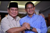 Calon Presiden dan Wakil Presiden nomor urut 02 Prabowo Subianto (kiri) dan Sandiaga Uno (kanan) berjabat tangan usai memberikan keterangan pers terkait putusan MK tentang perselisihan hasil pemilihan umum (PHPU) Pilpres 2019 di kediaman Prabowo, Jakarta Selatan, Kamis (27/6/2019). Prabowo-Sandi menyatakan menghormati dan menerima putusan MK yang menolak gugatannya. ANTARA FOTO/Sigid Kurniawan/nym