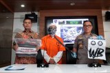 Kepala Biro Penerangan Masyarakat Divisi Humas Polri Brigjen Pol Dedi Prasetyo (kanan) bersama Kasubdit II Dittidsiber Bareskrim Polri Kombes Pol Rickynaldo Chairul (kiri) menghadirkan tersangka dan barang bukti saat rilis kasus kreator dan penyebar hoax, di gedung Divhumas Mabes Polri, Jakarta, Jumat (28/6/2019). Subdit II Dittipidsiber Bareskrim Polri telah menangkap tersangka AY (32) sebagai pemilik sekaligus kreator hoax dengan menggunakan aplikasi media sosial Youtube dan Instagram. ANTARA FOTO/Reno Esnir/nym