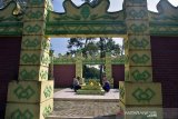 Ada wisata religi makam Puteri Kaca Mayang di tengah kebun sawit