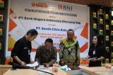 CEO BNI Wilayah Malang Wiwi Suprihatno (kedua kiri), dan Presiden Direktur PT Benih Citra Asia (PT BCA) Slamet Sulistyono (kedua kanan), menandatangani Nota kesepahaman kerjasama untuk pembiayaan Kredit Usaha Rakyat (KUR) kepada petani mitra binaan PT BCA di Desa Wirowongso, Ajung, Jember, Jawa Timur, Jumat (28/6/2018). BNI Wilayah Malang sampai saat ini telah menyalurkan KUR sebesar Rp1,1 Triliun dari kuota penyaluran Rp1,9 Triliun kepada 38 ribu debitur. Antara Jatim/Seno/zk.