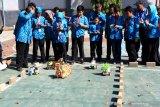 Robot kreativitas siswa beradu membawa bola pada perlombaan  Robot tingkat Sekolah Dasar (SD) di Banyuwangi, Jawa Timur, Kamis (27/6/2019). Robot hasil kreativitas anak-anak yang dihias menggunakan bahan-bahan bekas seperti kardus dan plastik tersebut, diperlombakan sesuai ketegori seperti ketangkasan sasaran dan bermain bola. Kegiatan tersebut diharapkan dapat membuat siswa lebih kreatif. Antara Jatim/Budi Candra Setya/zk.
