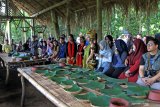 Warga mengikiti acara Ritual Meras Gandrung di Desa Kemiren, Banyuwangi, Jawa Timur, Kamis (27/6/2019). Meras Gandrung merupakan ritual wisuda penari gandrung setelah penari dinyatakan lulus dalam mengikuti serangkaian ujian mulai dari gerakan tari dan lekukan suara sinden agar menjadi gandrung sejati. Antara Jatim/Budi Candra Setya/zk.