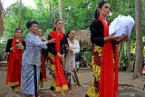 Penari menggelar acara Ritual Meras Gandrung di Desa Kemiren, Banyuwangi, Jawa Timur, Kamis (27/6/2019). Meras Gandrung merupakan ritual wisuda penari gandrung setelah penari dinyatakan lulus dalam mengikuti serangkaian ujian mulai dari gerakan tari dan lekukan suara sinden agar menjadi gandrung sejati. Antara Jatim/Budi Candra Setya/zk.