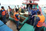 Peserta South East Asia Maritime Law Enforcement Initiative (SEAMLEI) Technical Expert Workshop mengikuti simulasi penindakan pelaku penangkapan ikan ilegal di Pelabuhan Benoa, Denpasar, Bali, Jumat (28/6/2019). Pelatihan penegakan hukum maritim yang diselenggarakan United States Coast Guard (USCG) bekerja sama dengan Badan Keamanan Laut (Bakamla) RI tersebut bertujuan untuk meningkatkan kemampuan personel unsur organisasi keamanan maritim negara peserta yaitu, Indonesia, Malaysia, Kamboja, Vietnam, Thailand dan Filipina. ANTARA FOTO/Fikri Yusuf/nym.