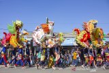 Sejumlah singa dangdut atau sisingaan diarak keliling kampung saat mengikuti Karnaval Singa Dangdut di Desa Cicinde Utara, Banyusari, Karawang, Jawa Barat, Sabtu (29/6/2019). Sebanyak 90 sisingaan mengikuti Karnaval tersebut yang merupakan tradisi untuk merayakan pesta sunatan sekaligus melestarikan khazanah budaya Nusantara. ANTARA JABAR/M Ibnu Chazar/agr