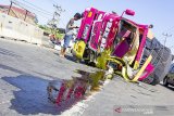 Sebuah truk bermuatan minuman kemasan yang terguling di Jalur Pantura Jatisari, Karawang, Jawa Barat, Sabtu (29/6/2019). Truk tujuan indaramayu tersebut mengalami kecelakaan menabrak mobil box diduga akibat supir truk mengantuk sehingga mengakibatkan satu orang luka - luka. ANTARA JABAR/M Ibnu Chazar/agr